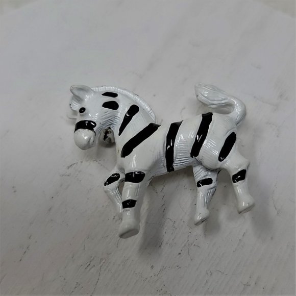 Zebra Metal Pin Brooch Small Black & White Fun - Picture 7 of 7
